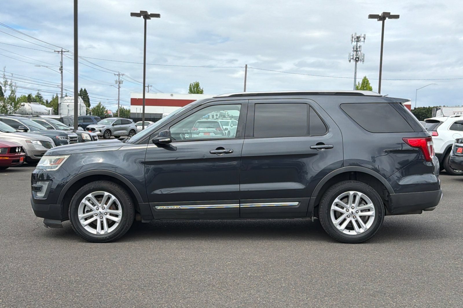 Used 2017 Ford Explorer XLT FWD image 9