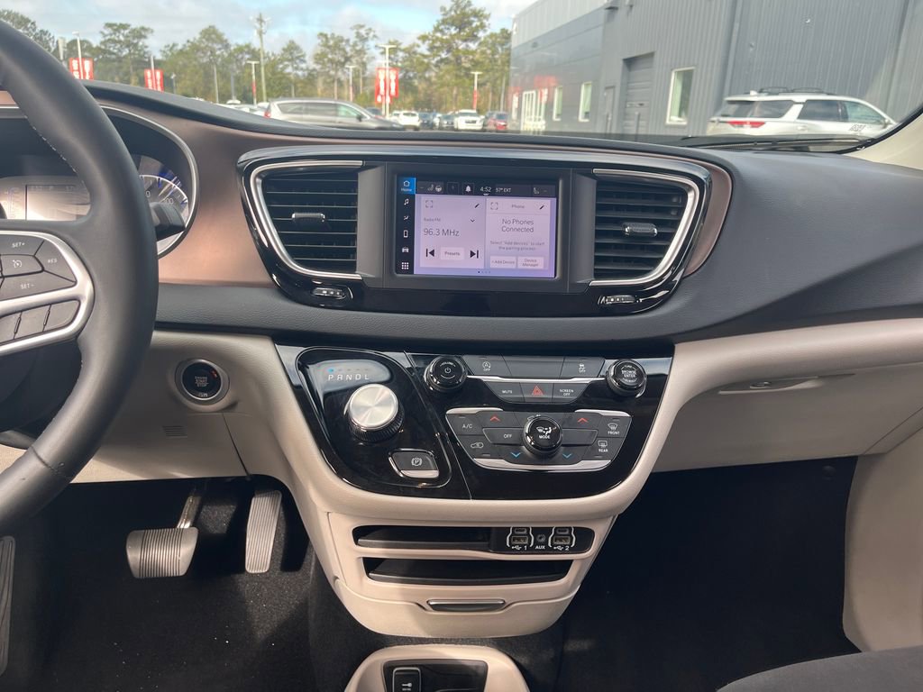 Used 2024 Chrysler Voyager LX image 18