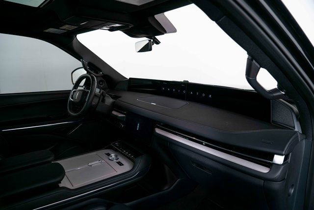 Used 2025 Lincoln Navigator Reserve w/ Jet Appearance Package image 24