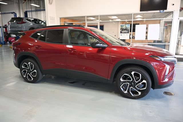 Used 2025 Chevrolet Trax RS w/ Sunroof Package FWD image 4