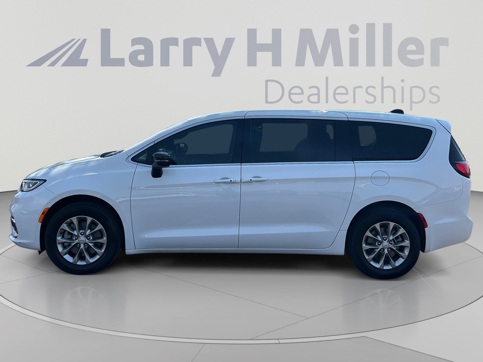Used 2026 Chrysler Pacifica Select AWD/4WD image 2