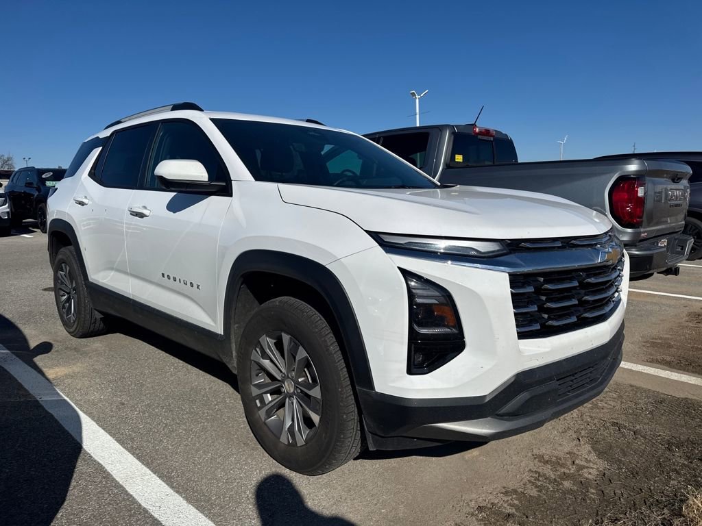 Used 2025 Chevrolet Equinox LT w/ Convenience Package II image 3