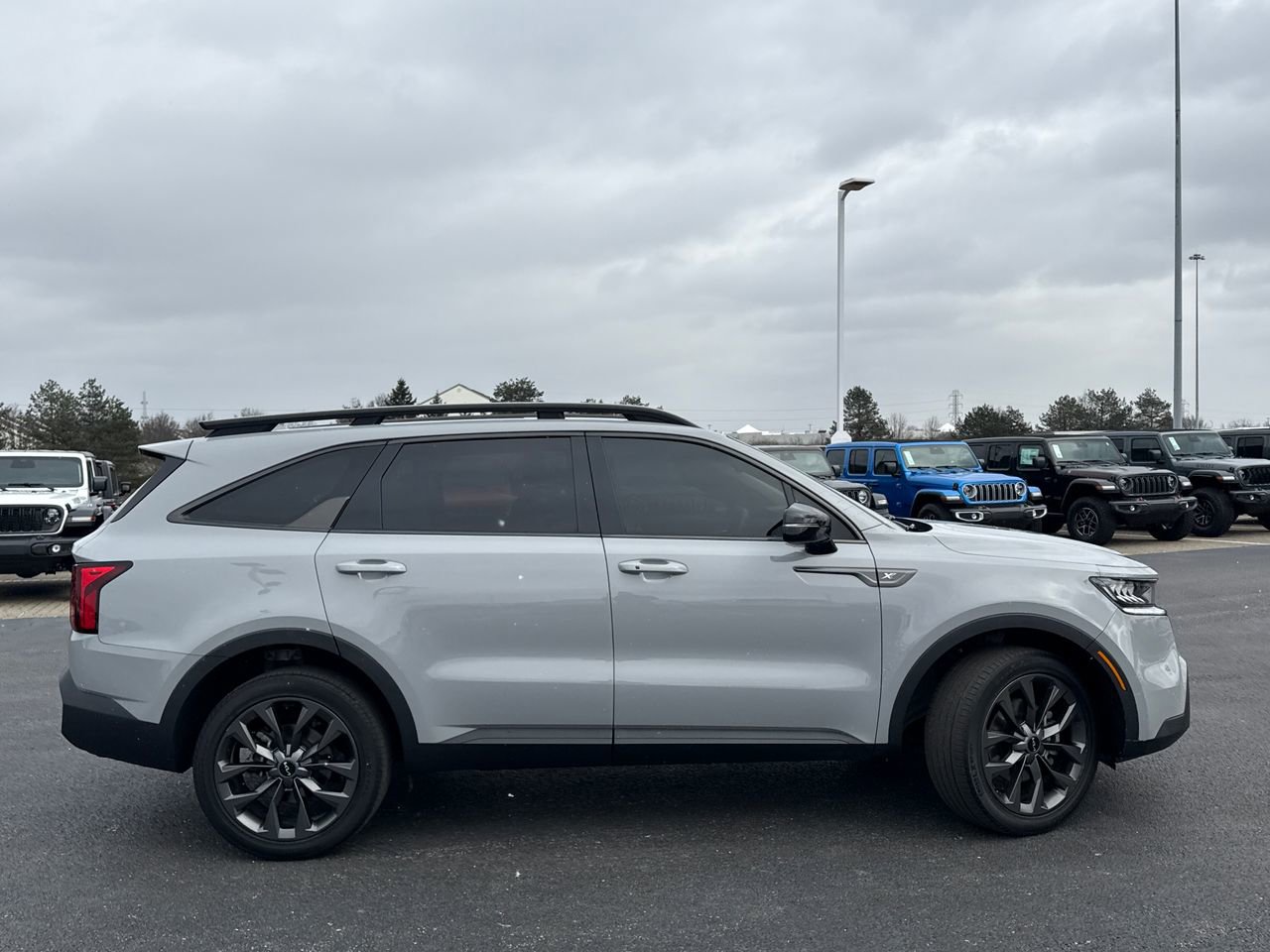 Used 2023 Kia Sorento X-Line EX image 2