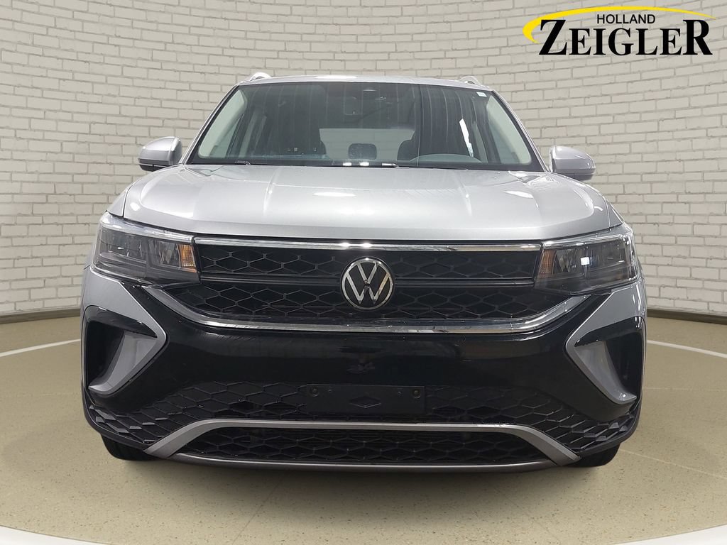 Used 2023 Volkswagen Taos SE w/ Panoramic Sunroof Package AWD/4WD image 2