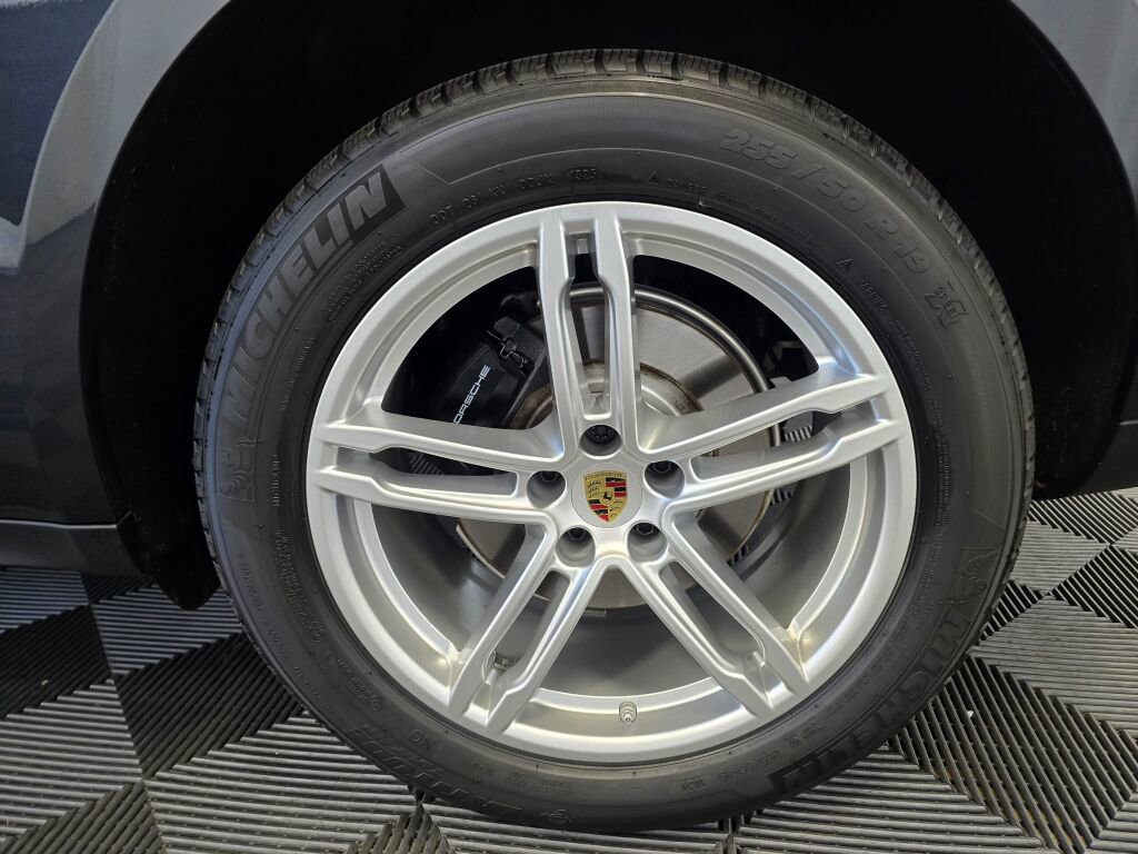 Certified 2025 Porsche Macan image 32