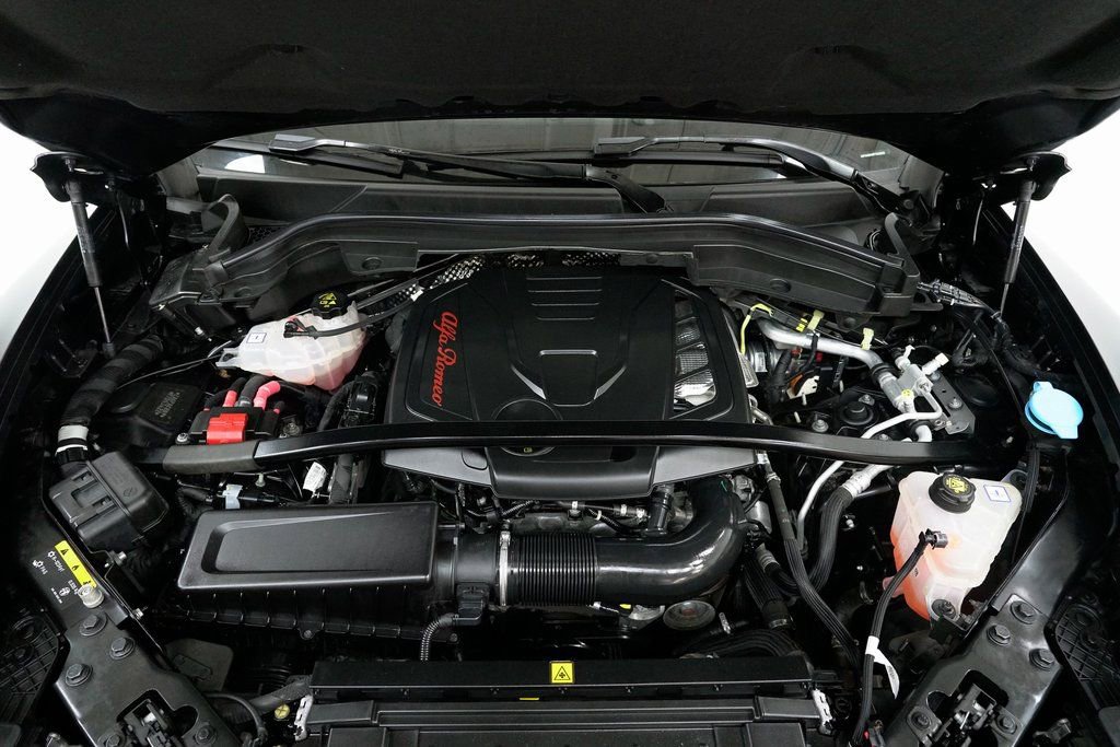 Used 2023 Alfa Romeo Stelvio Veloce image 3
