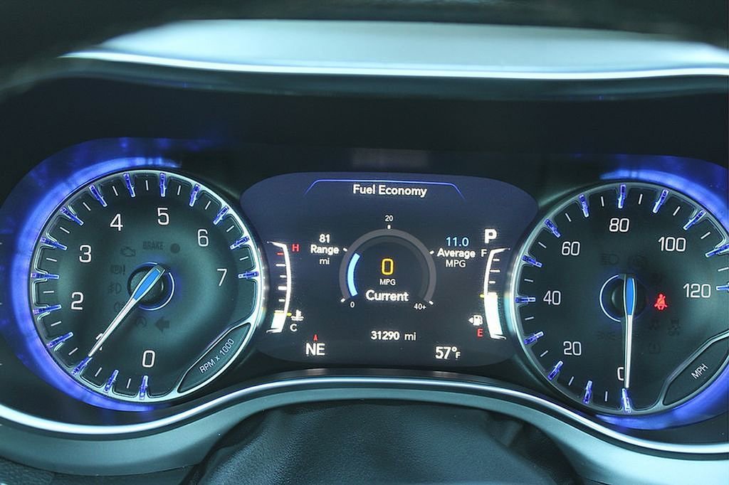 Used 2025 Chrysler Pacifica Limited image 13