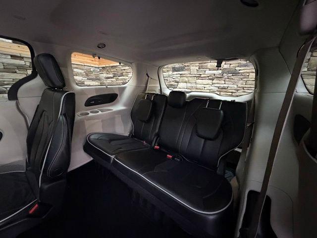 Used 2022 Chrysler Pacifica Limited FWD image 35