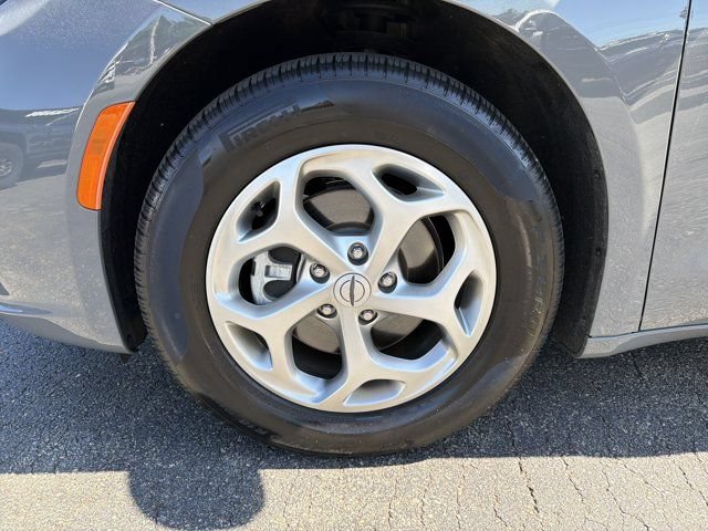Certified 2024 Chrysler Pacifica Limited FWD image 14