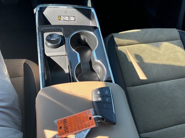 New 2025 Chevrolet Equinox ACTIV w/ Safety and Technology Package image 18