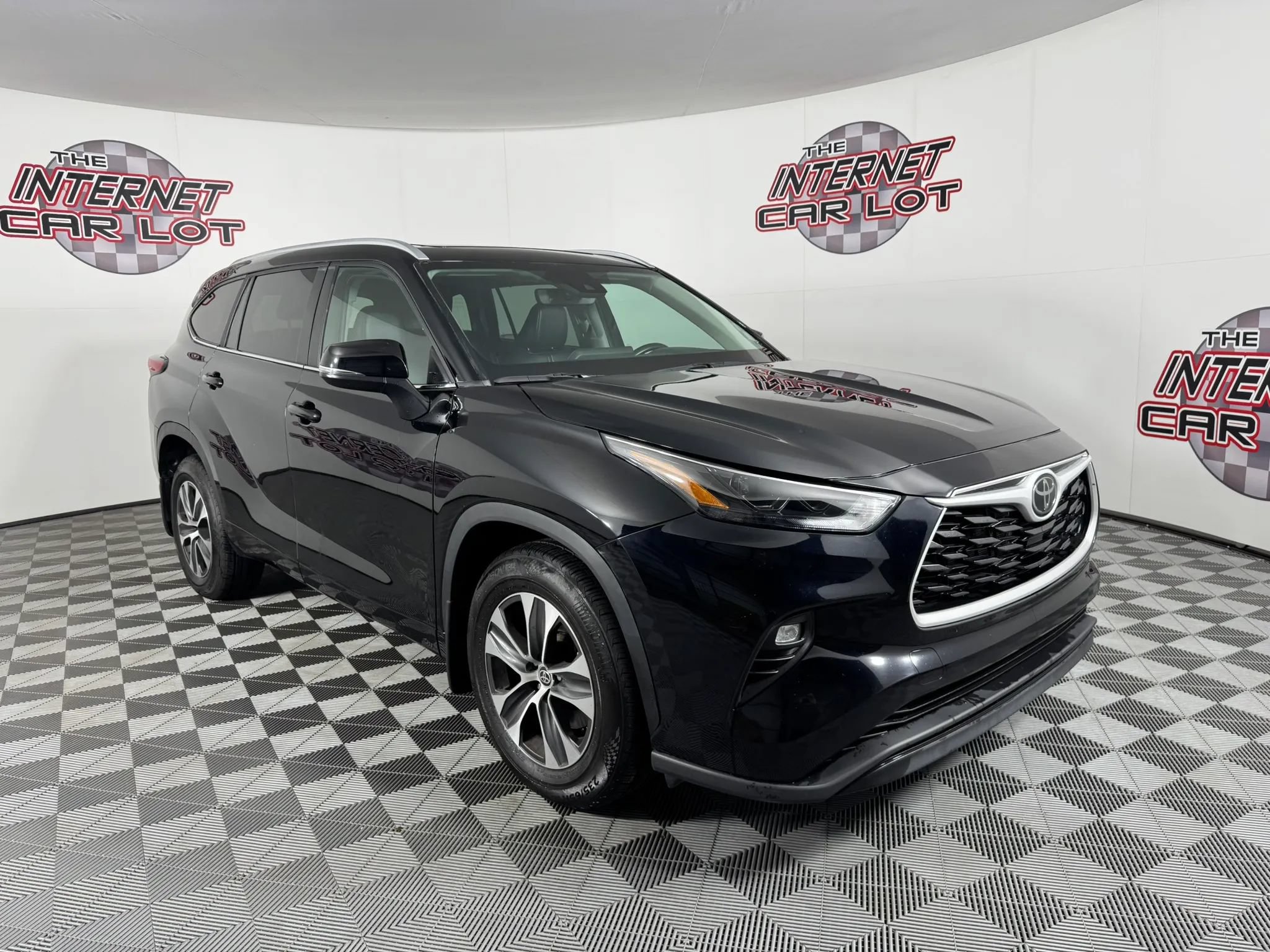 Used 2023 Toyota Highlander XLE AWD/4WD image 9
