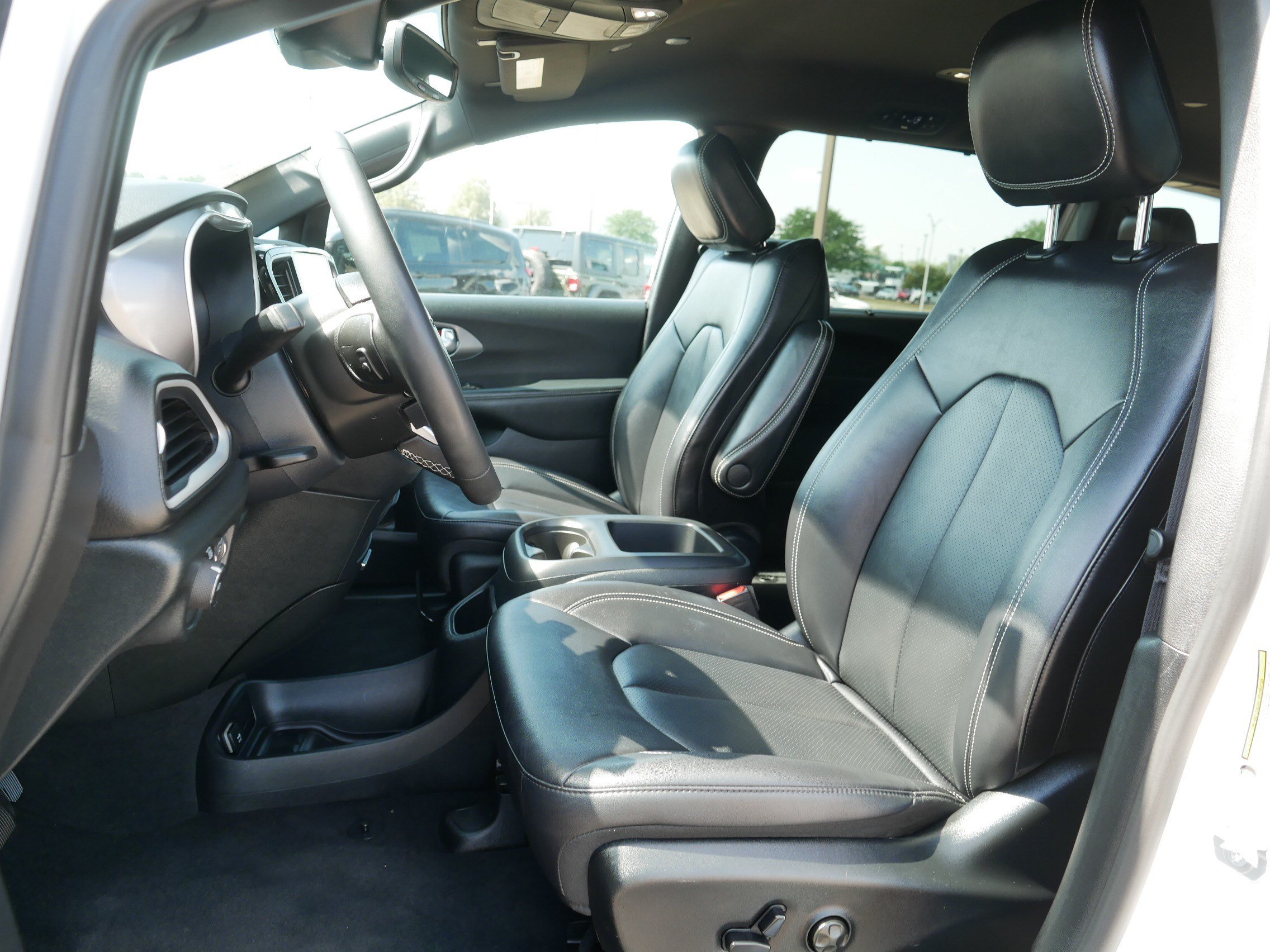 Used 2025 Chrysler Pacifica Select FWD image 32