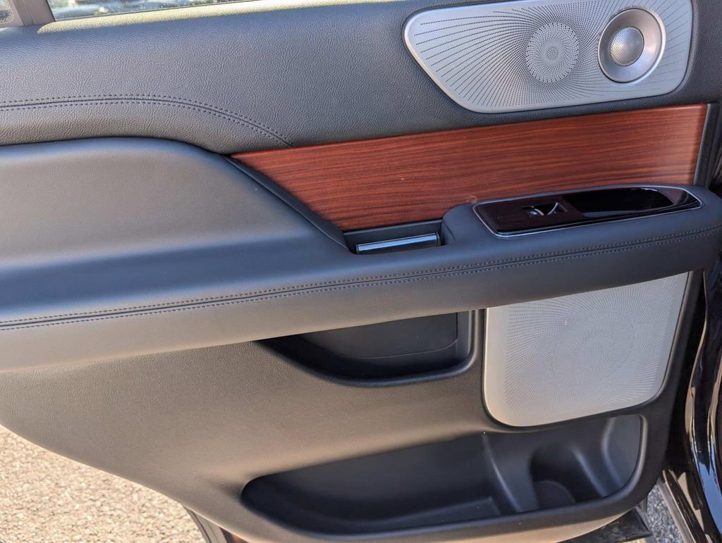 Used 2024 Lincoln Navigator Reserve image 10