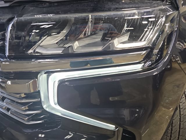 Used 2024 Chevrolet Suburban Premier w/ Premium Package AWD/4WD image 36