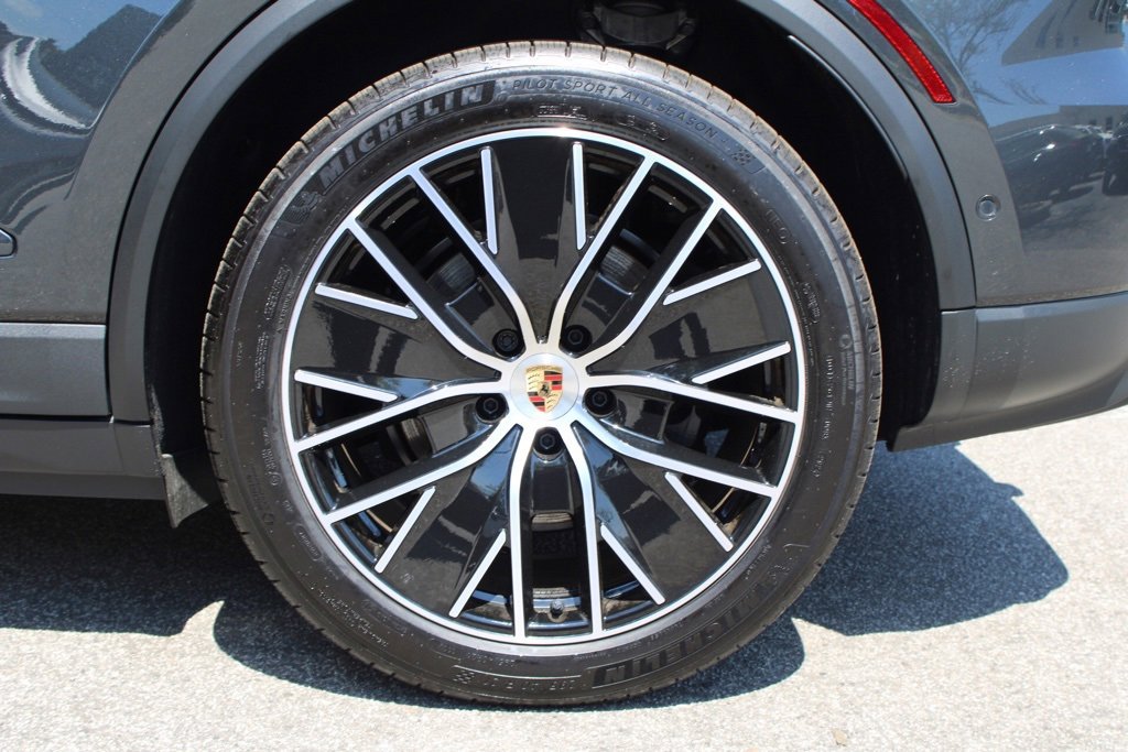 New 2024 Porsche Macan 4 Electric image 13