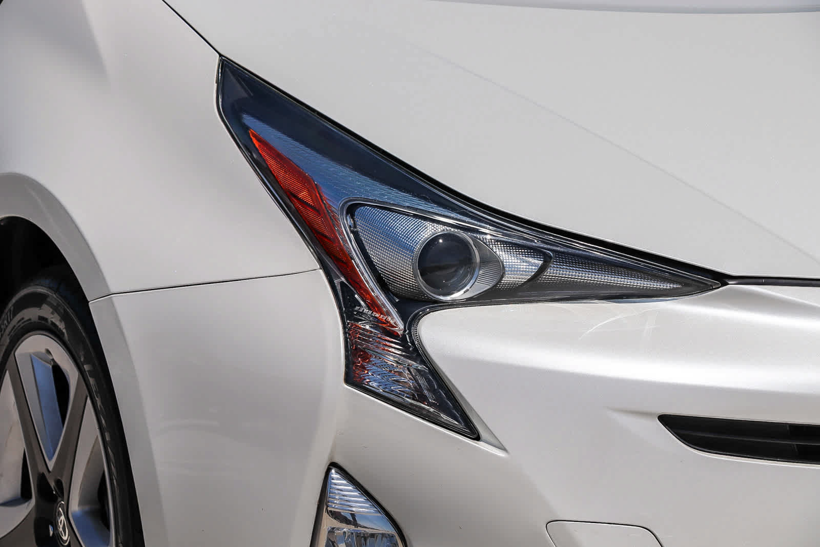 Used 2017 Toyota Prius Four Touring w/ Preferred Accessory Package FWD image 4