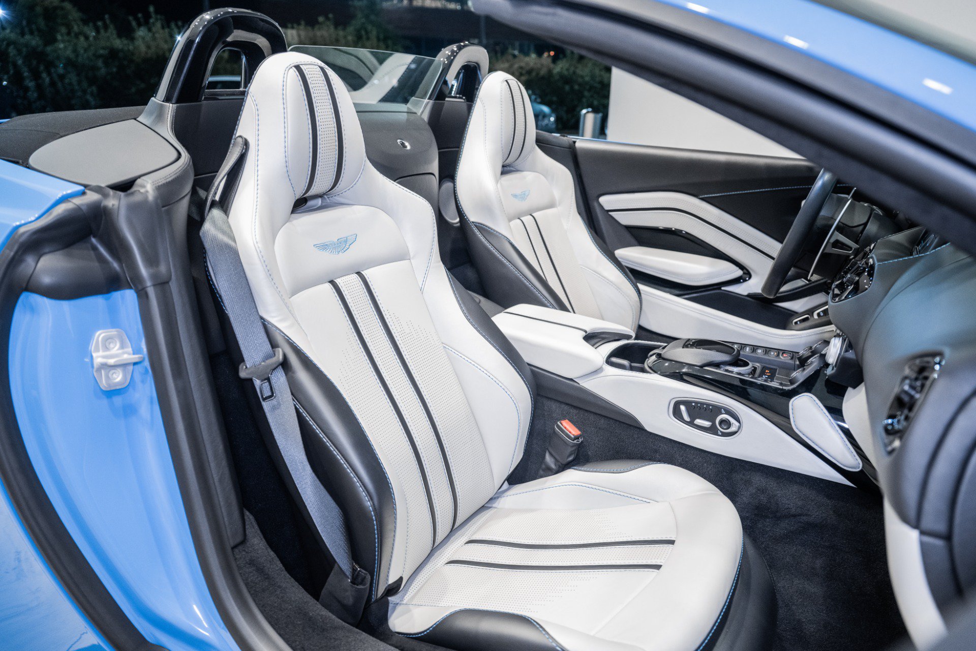 Used 2021 Aston Martin V8 Vantage Roadster RWD image 16