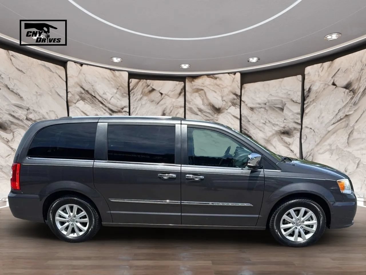 Used 2016 Chrysler Town & Country Limited Platinum FWD image 4