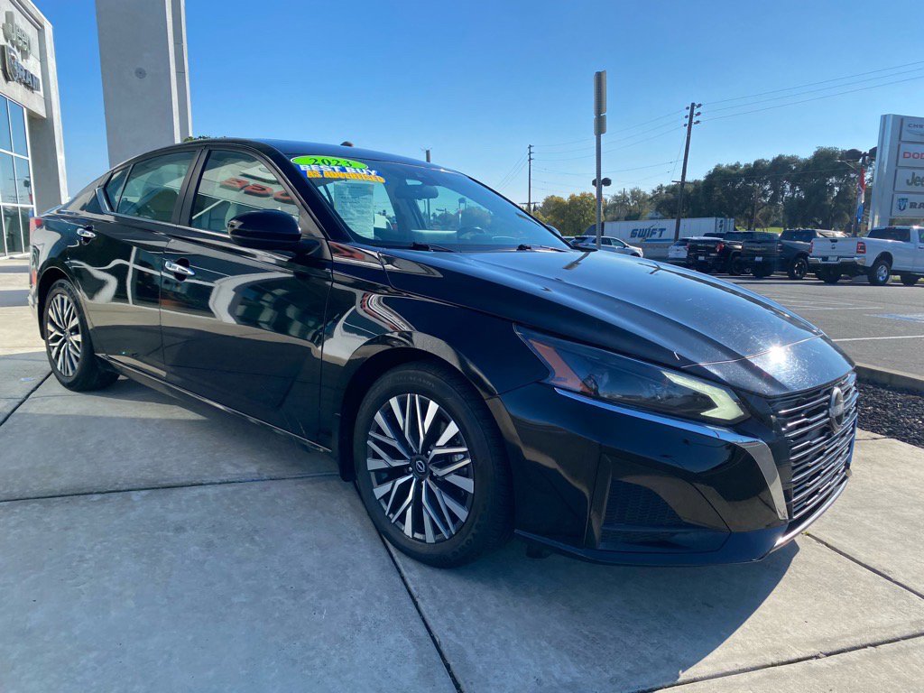 Used 2023 Nissan Altima 2.5 SV w/ SV Premium Package image 12