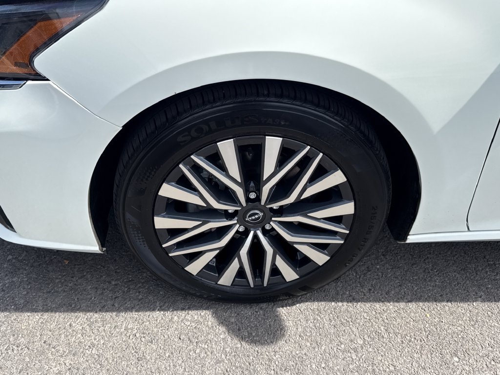 Used 2025 Nissan Altima 2.5 SV FWD image 12