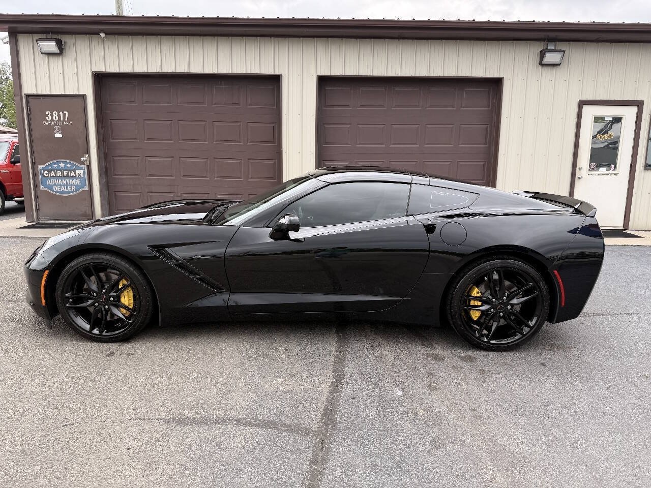 Used 2017 Chevrolet Corvette Stingray Coupe RWD image 2