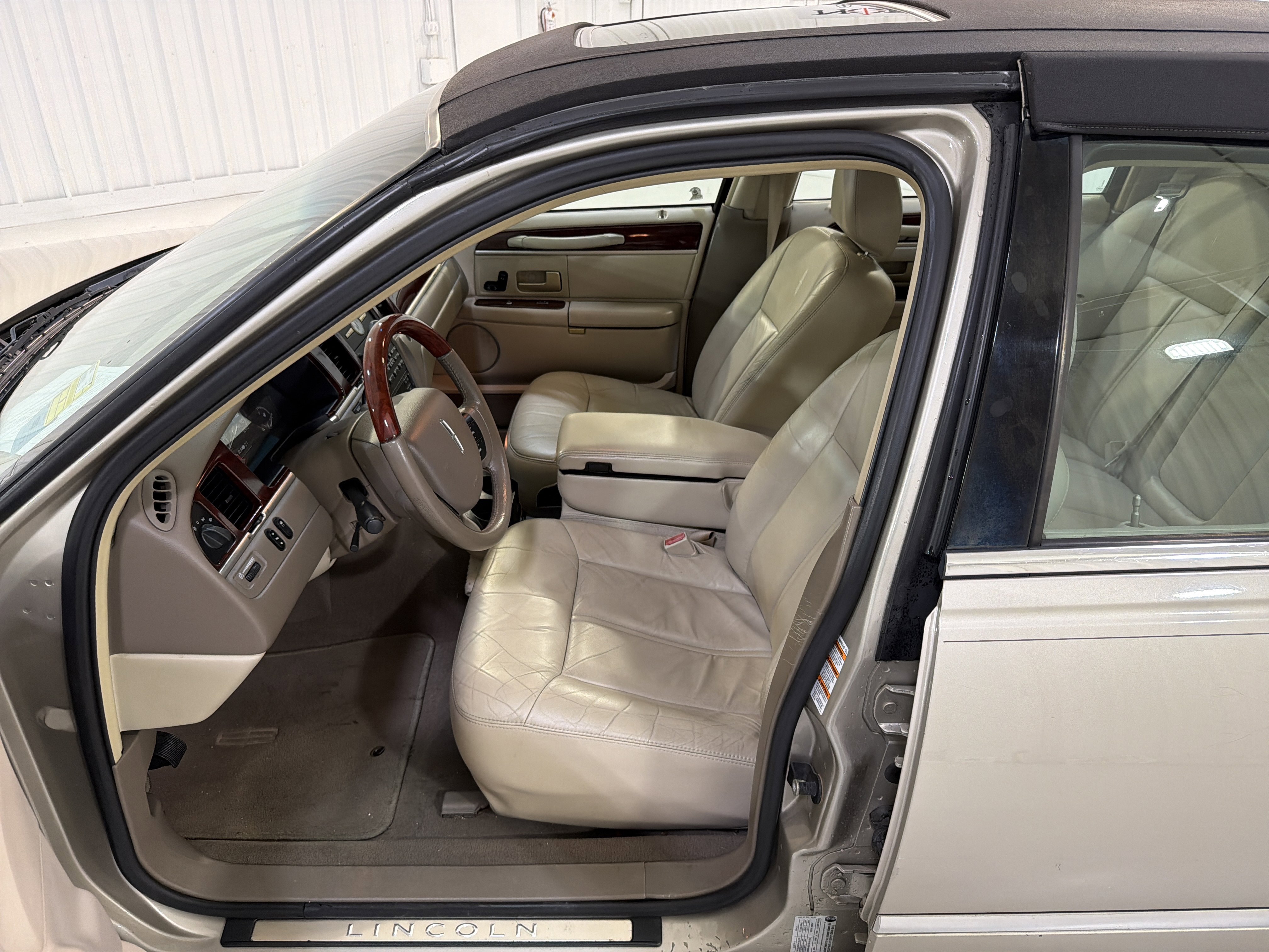 Used 2005 Lincoln Town Car Signature Limited image 11