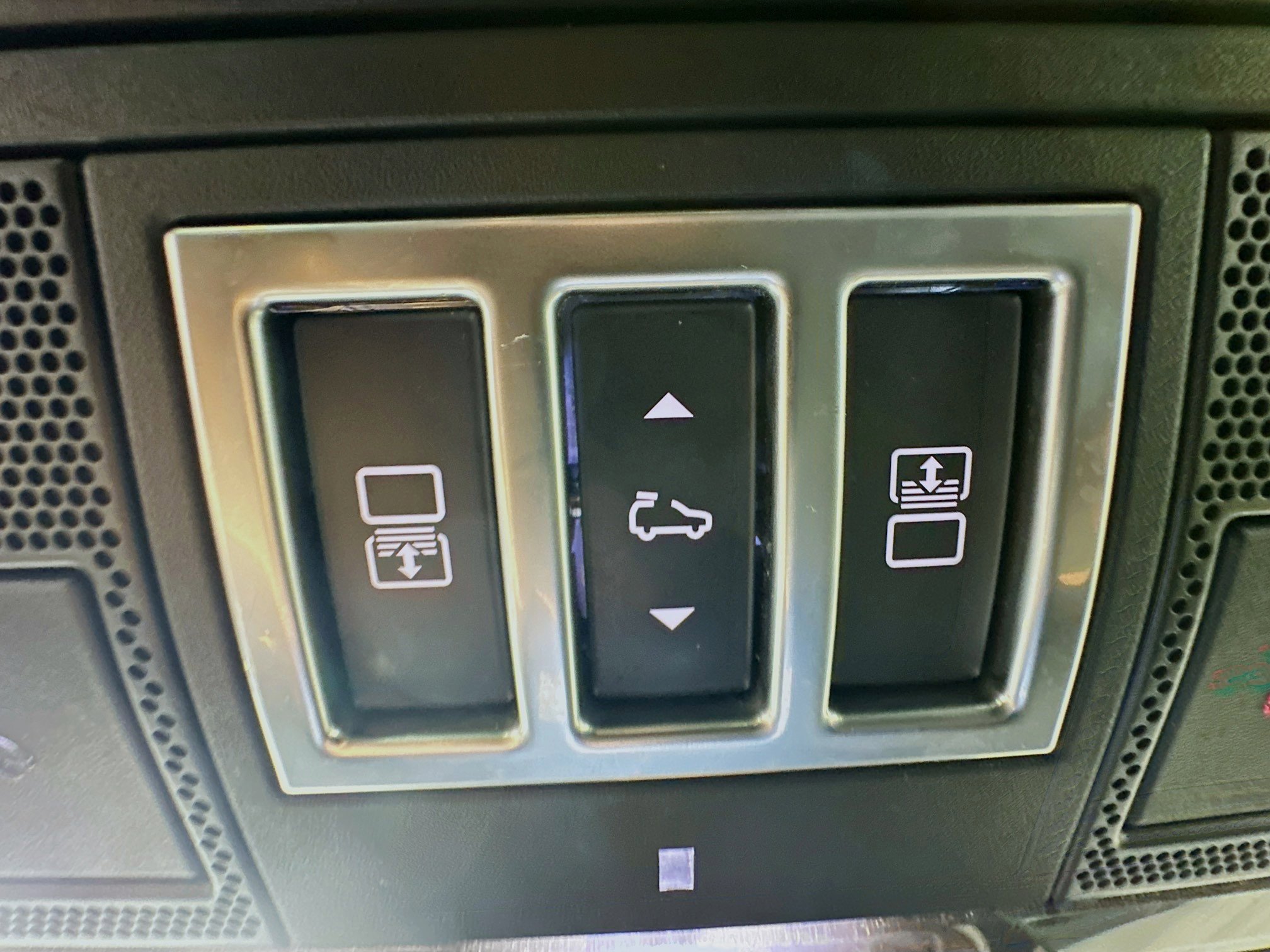 Used 2020 Land Rover Discovery SE image 31