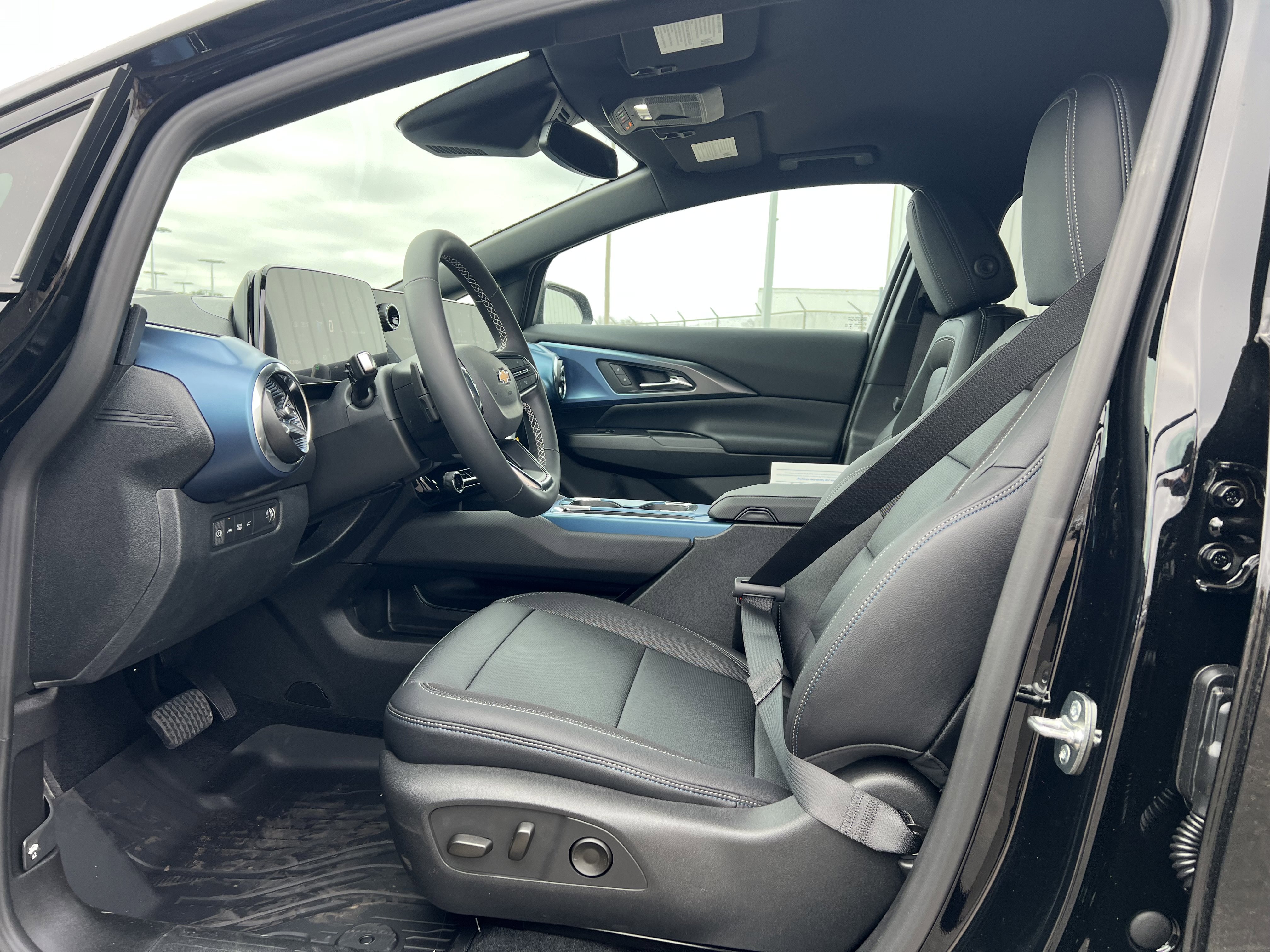 New 2026 Chevrolet Equinox EV LT image 4