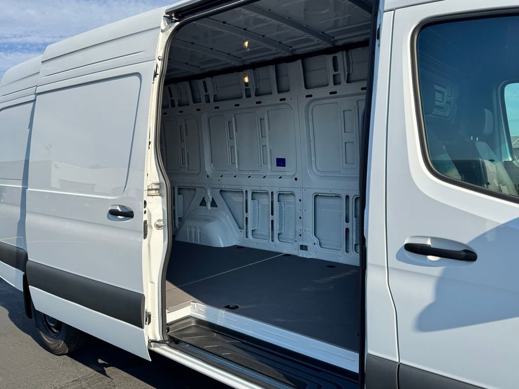 Used 2025 Mercedes-Benz Sprinter 2500 image 14