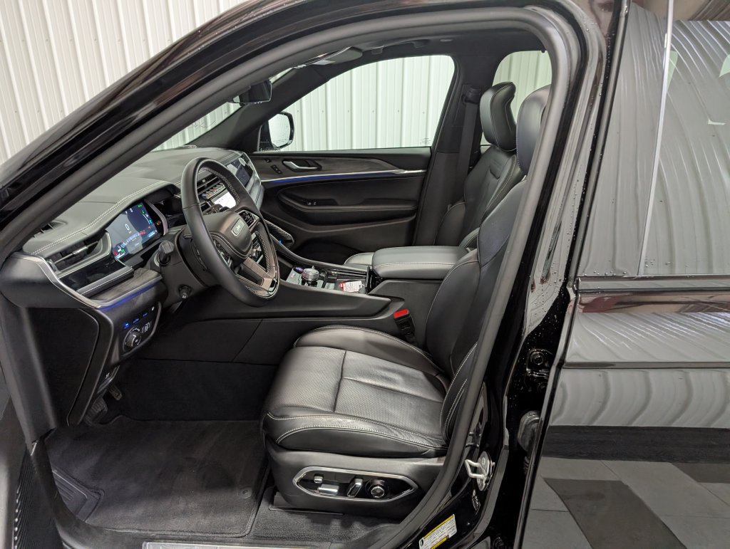 Used 2023 Jeep Grand Cherokee Overland w/ Advanced Protech Group III AWD/4WD image 16