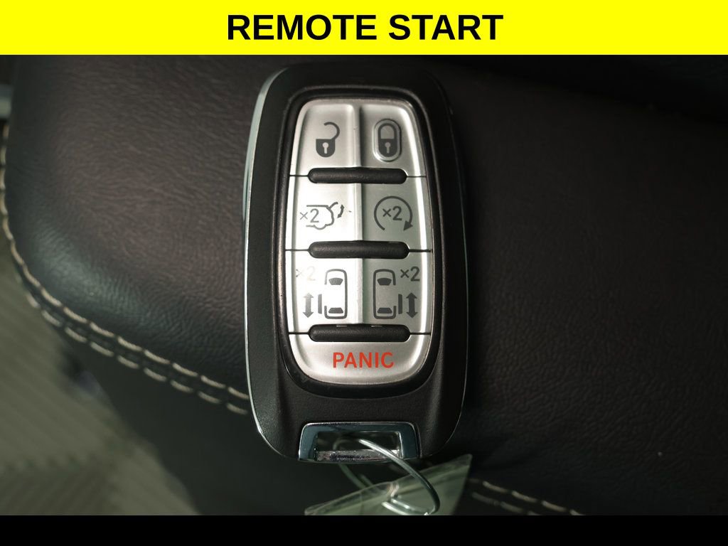 Used 2025 Chrysler Pacifica Select image 10
