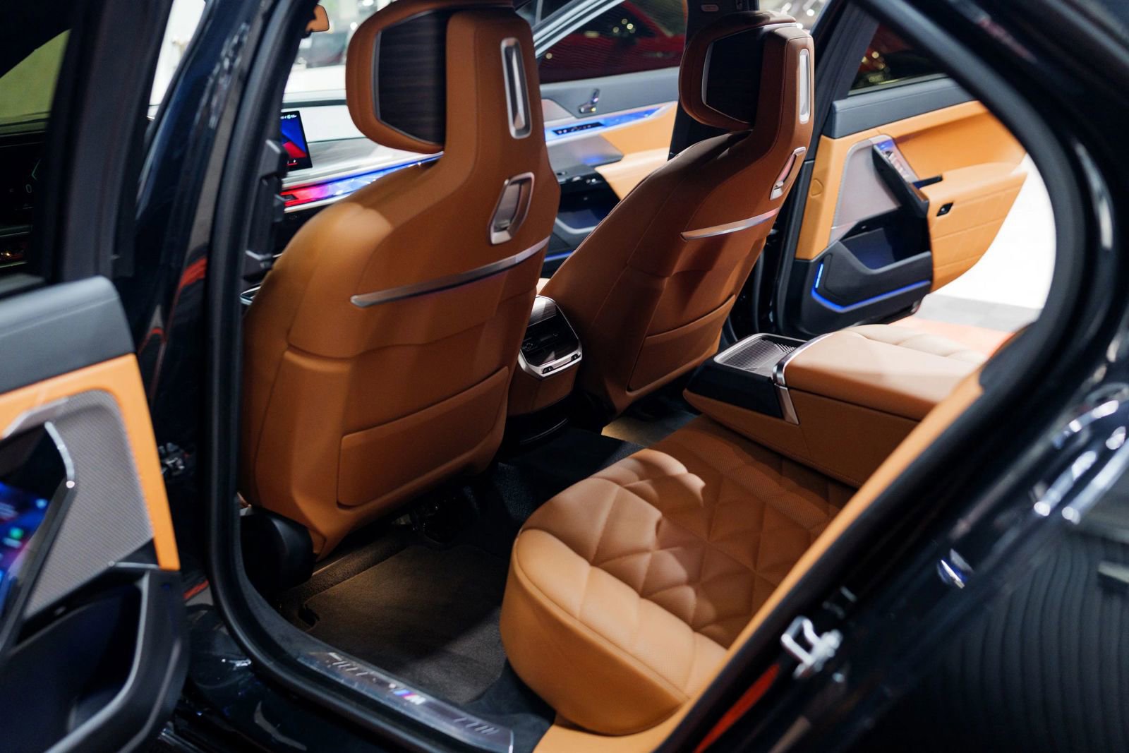 Used 2023 BMW 740i w/ Parking Assistance Package image 40