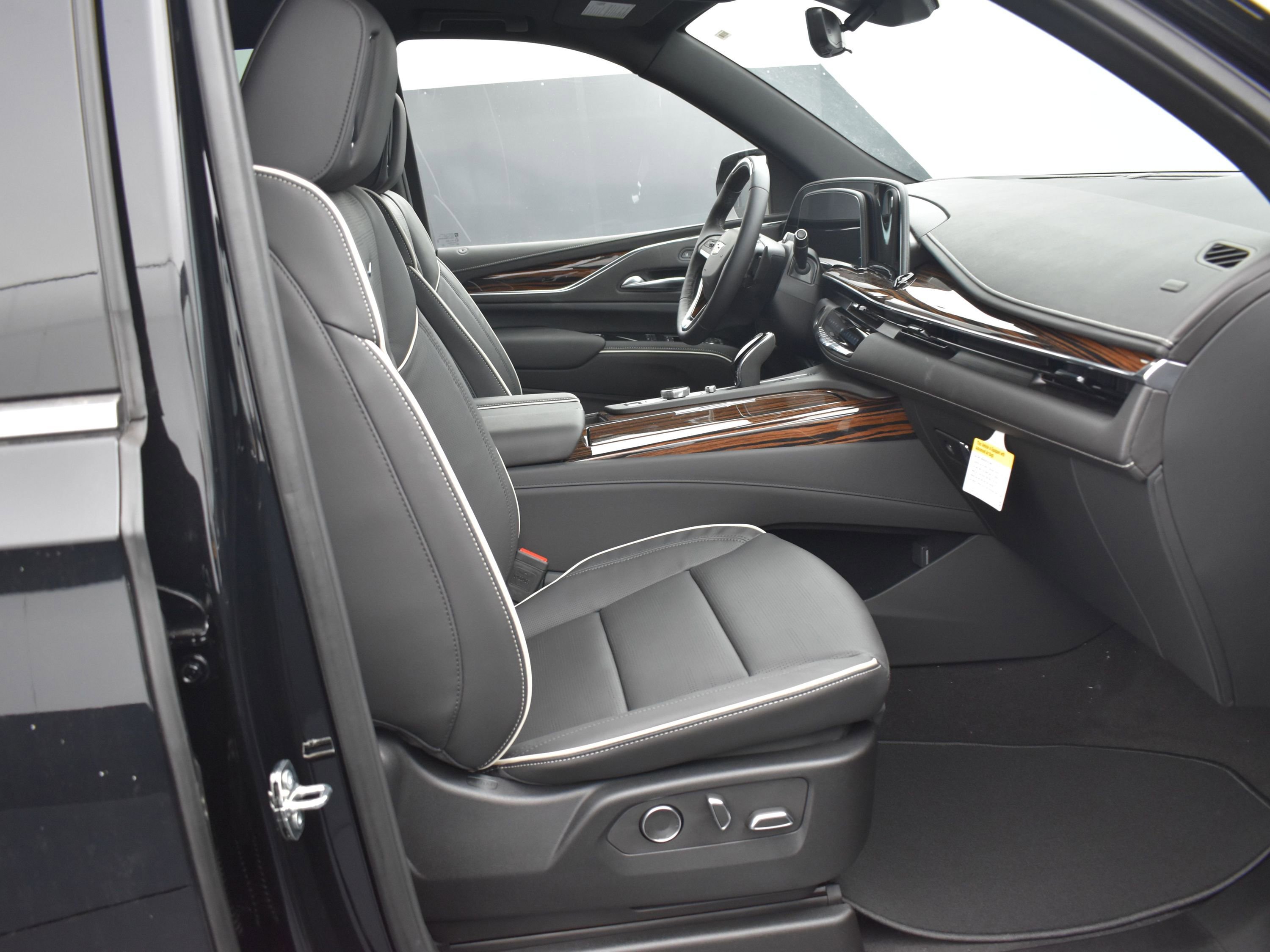 Used 2024 Cadillac Escalade Premium Luxury image 13