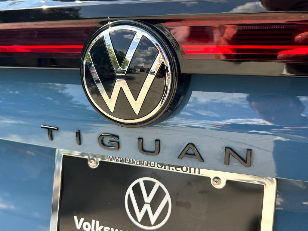 Certified 2025 Volkswagen Tiguan SE R-Line FWD image 50
