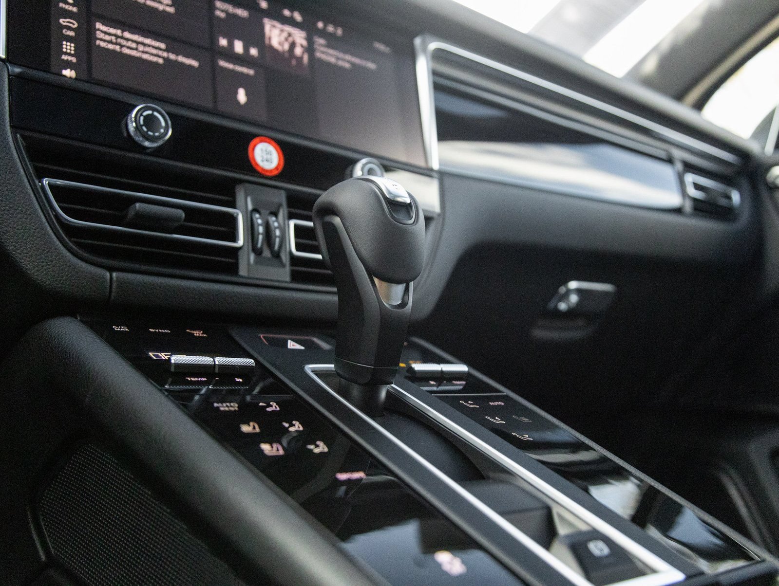 Certified 2026 Porsche Macan AWD/4WD image 26