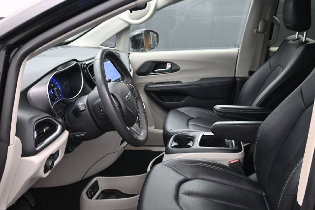 Used 2024 Chrysler Pacifica Touring-L FWD image 22