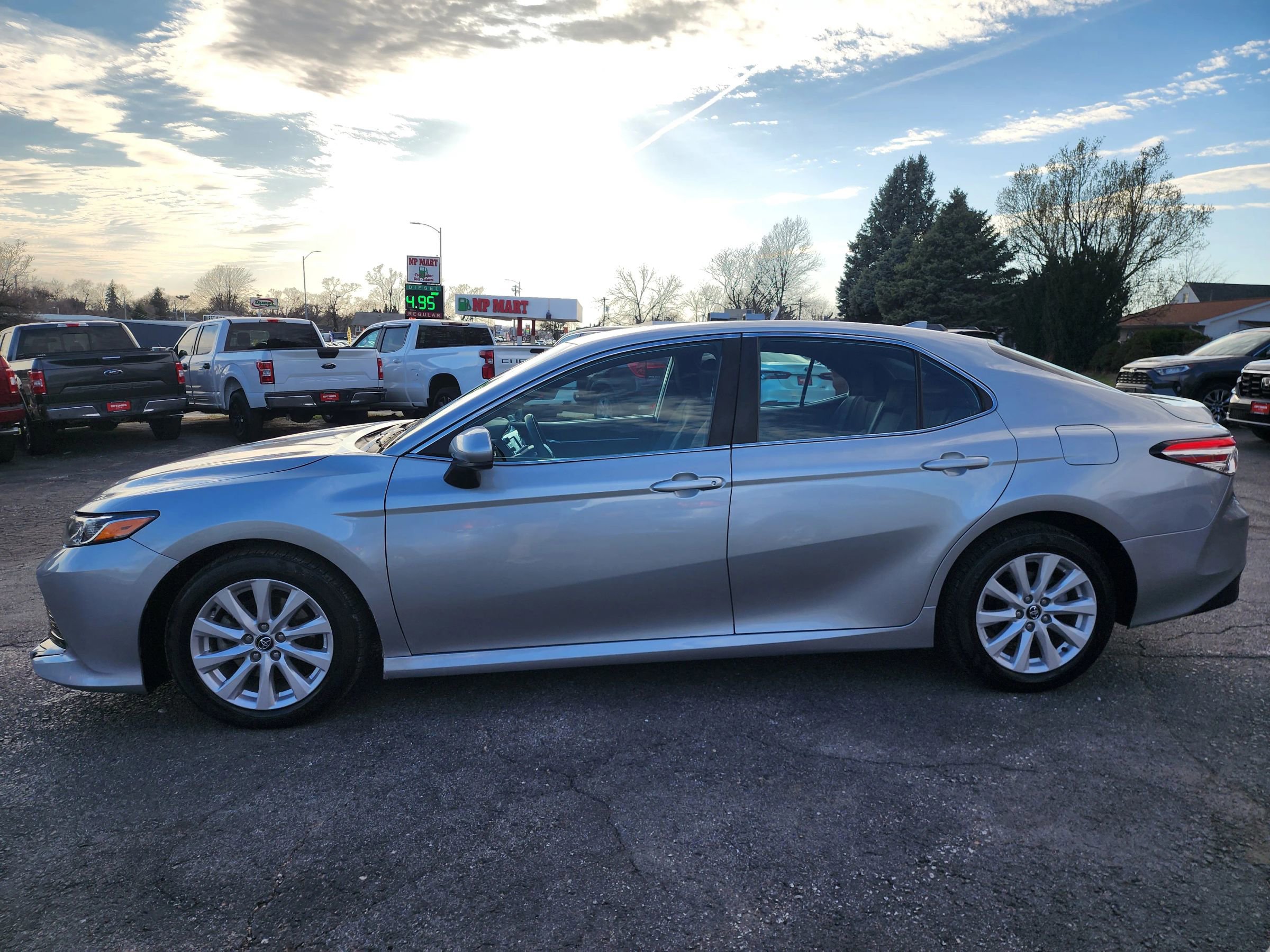 Used 2020 Toyota Camry LE FWD image 4
