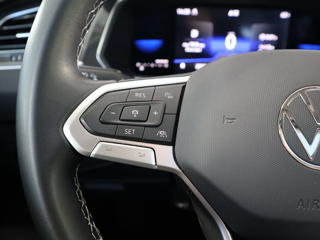 Used 2022 Volkswagen Tiguan SE w/ Panoramic Sunroof Package image 11