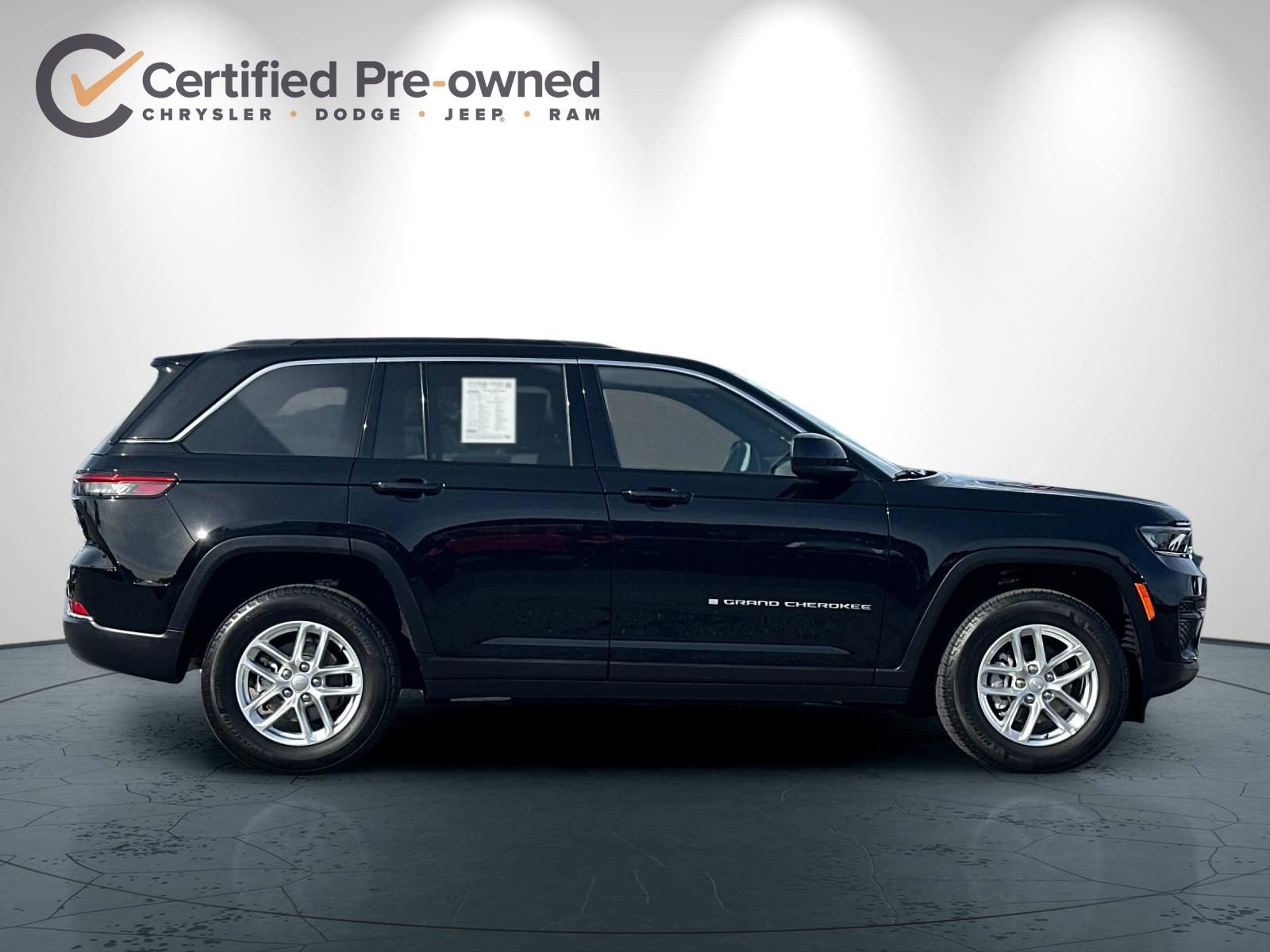 Certified 2025 Jeep Grand Cherokee Laredo X image 3