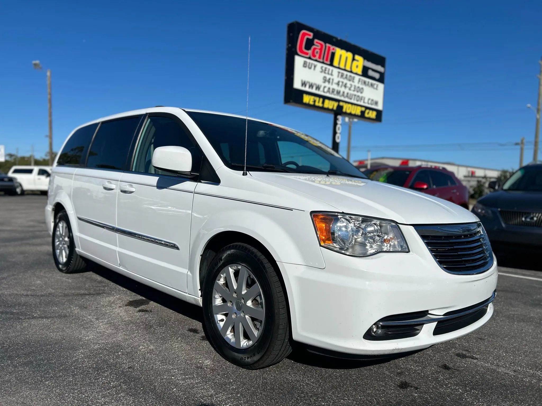 Used 2016 Chrysler Town & Country Touring image 1
