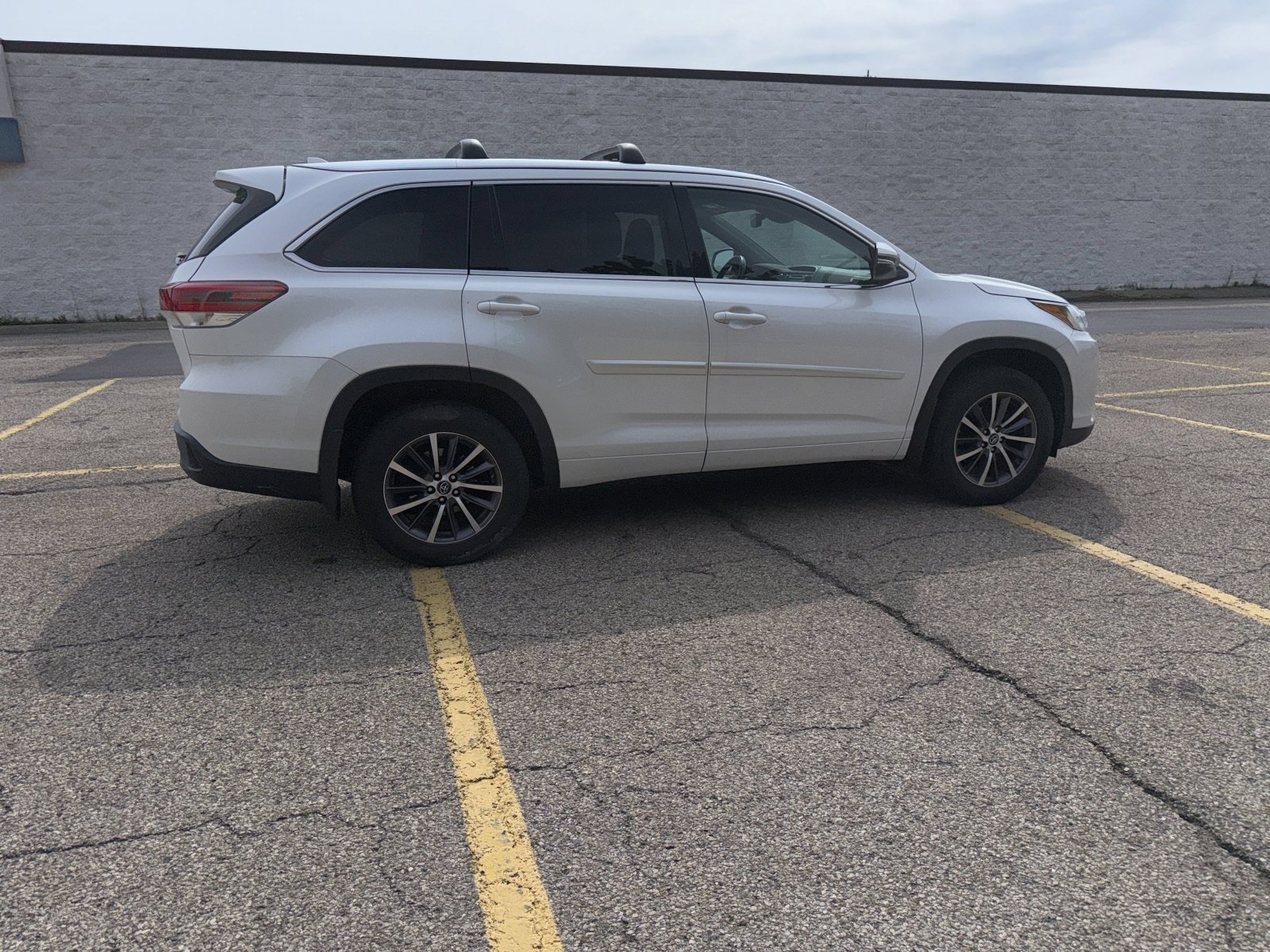 Used 2018 Toyota Highlander XLE AWD/4WD image 13