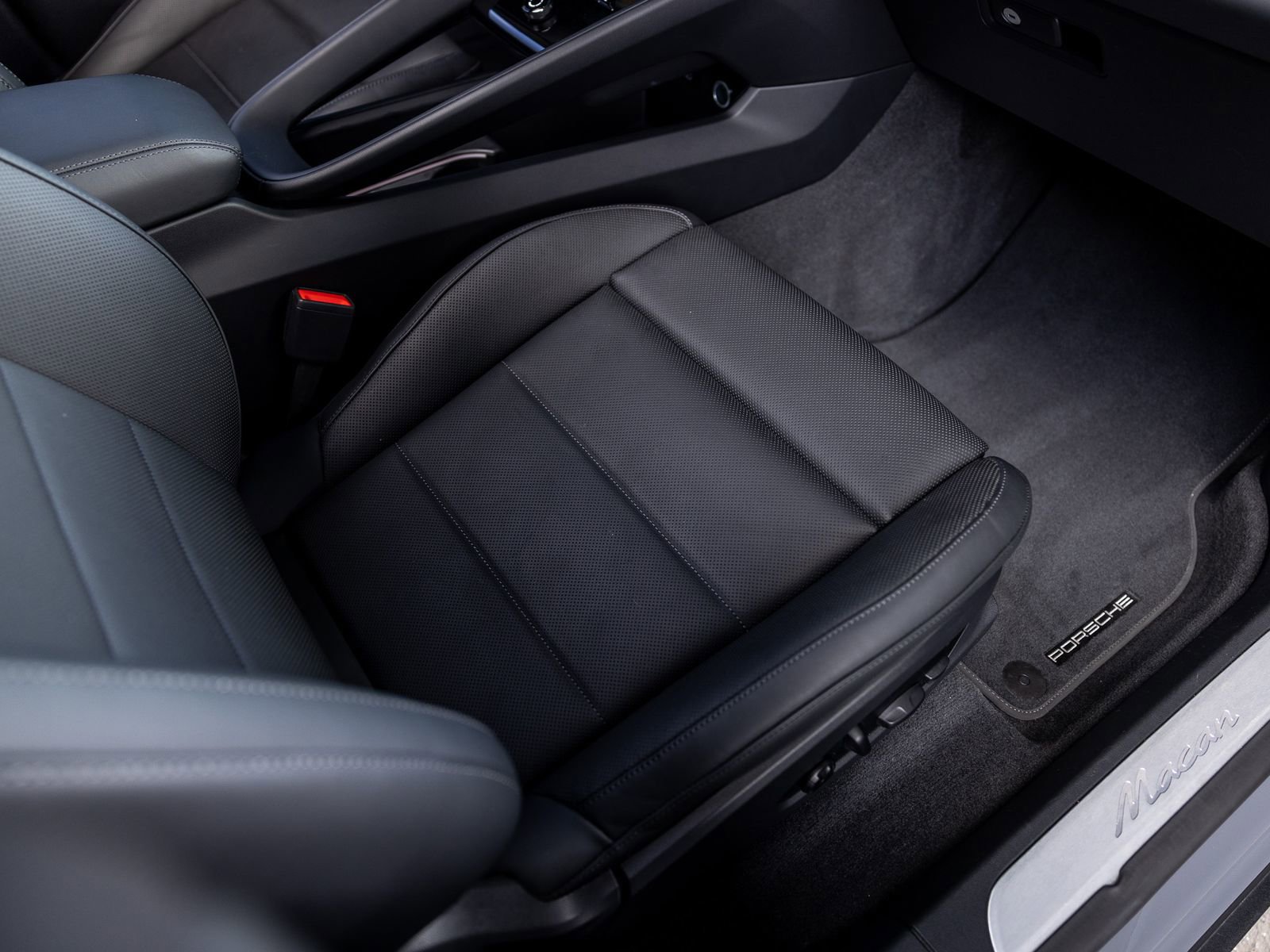 Certified 2025 Porsche Macan Electric RWD image 50