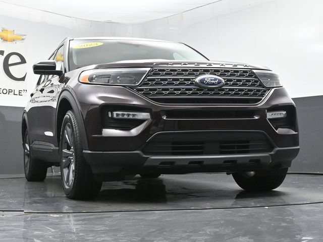 Used 2023 Ford Explorer XLT w/ Equipment Group 202A AWD/4WD image 3
