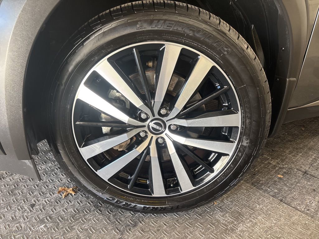 Used 2024 Nissan Pathfinder Platinum w/ Black Appearance Package image 4