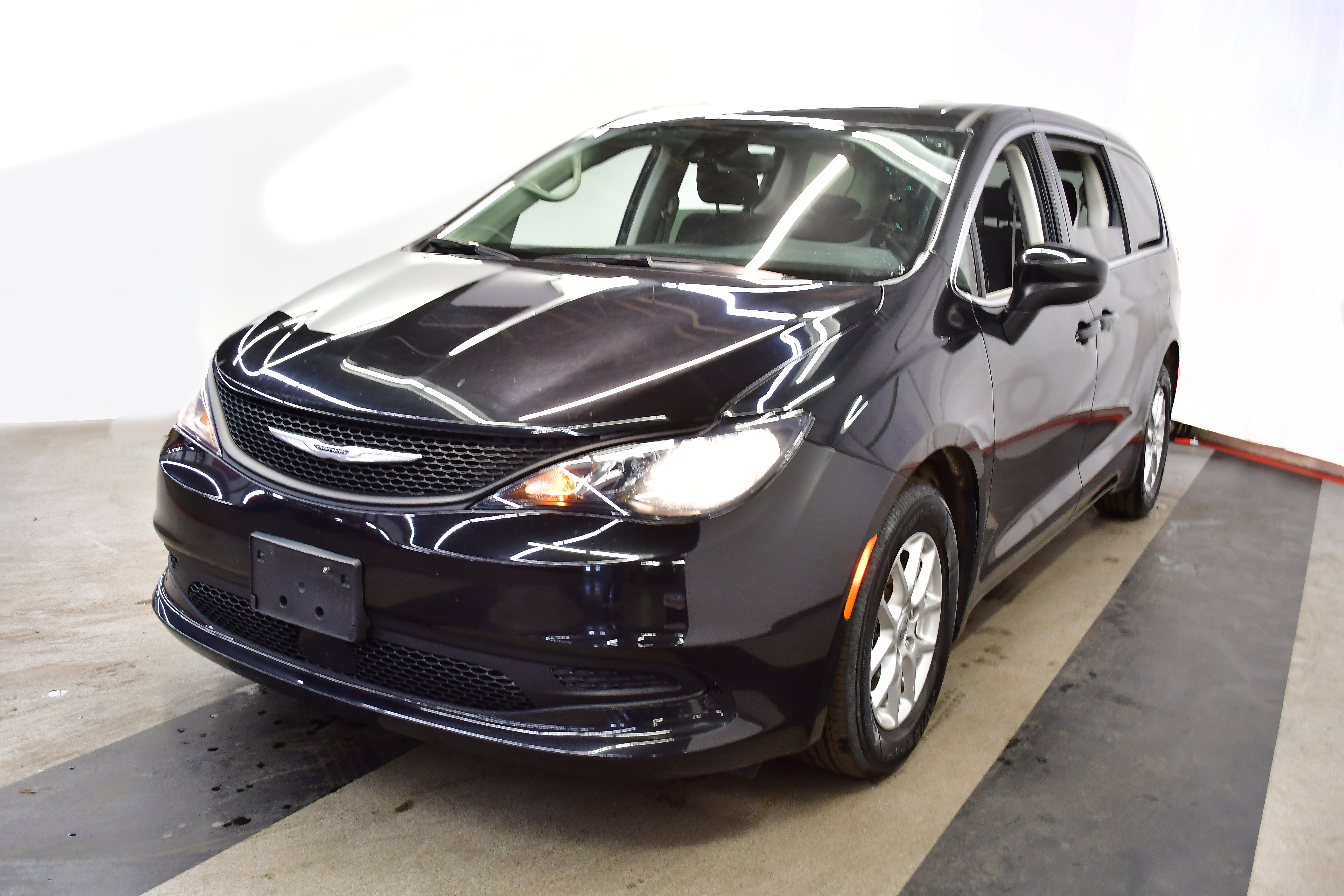 Used 2023 Chrysler Voyager LX FWD image 4