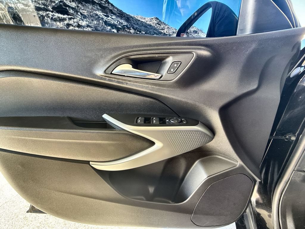 Used 2025 Chevrolet Trax RS w/ Sunroof Package FWD image 12