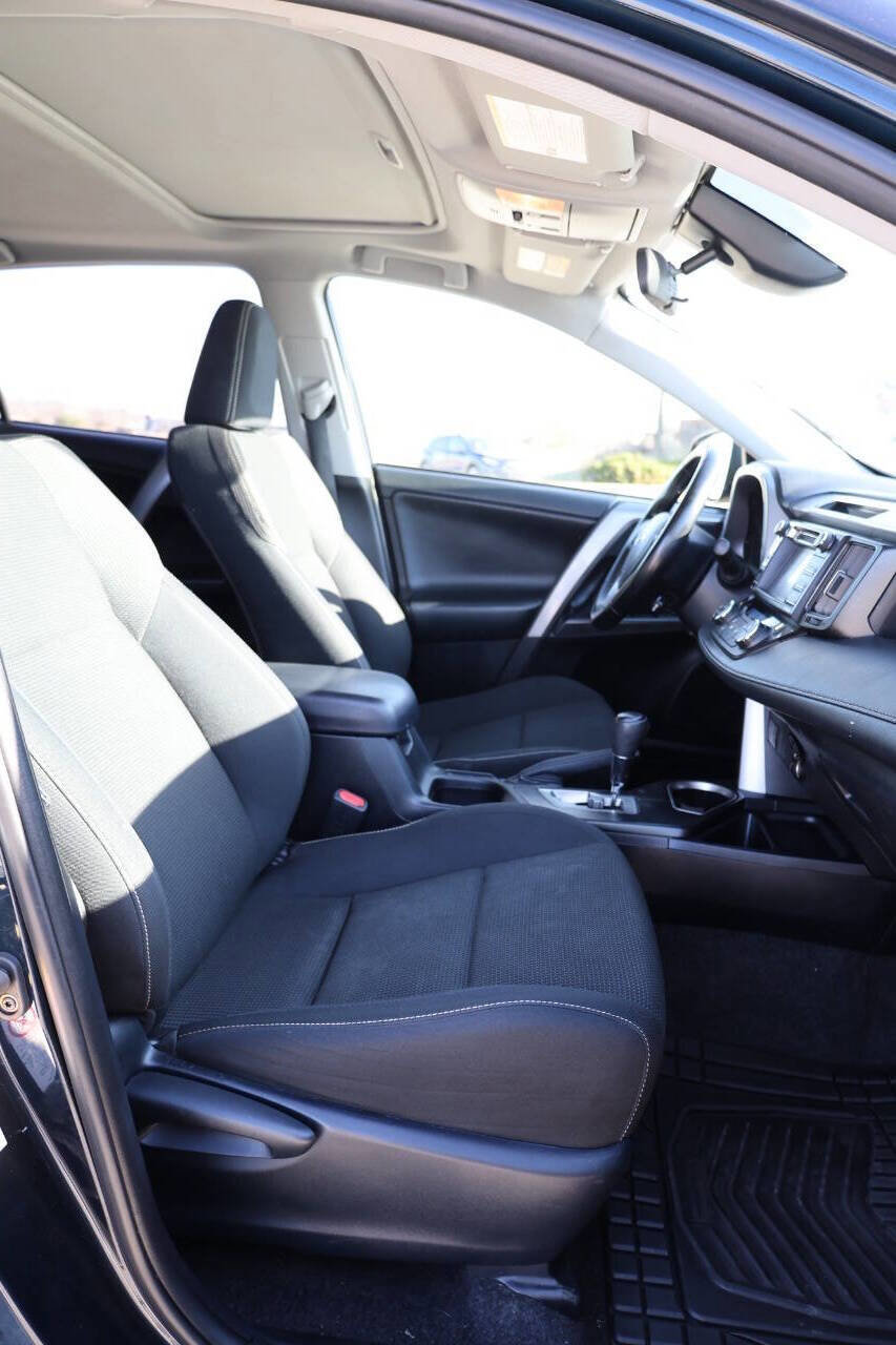 Used 2018 Toyota RAV4 XLE AWD/4WD image 15
