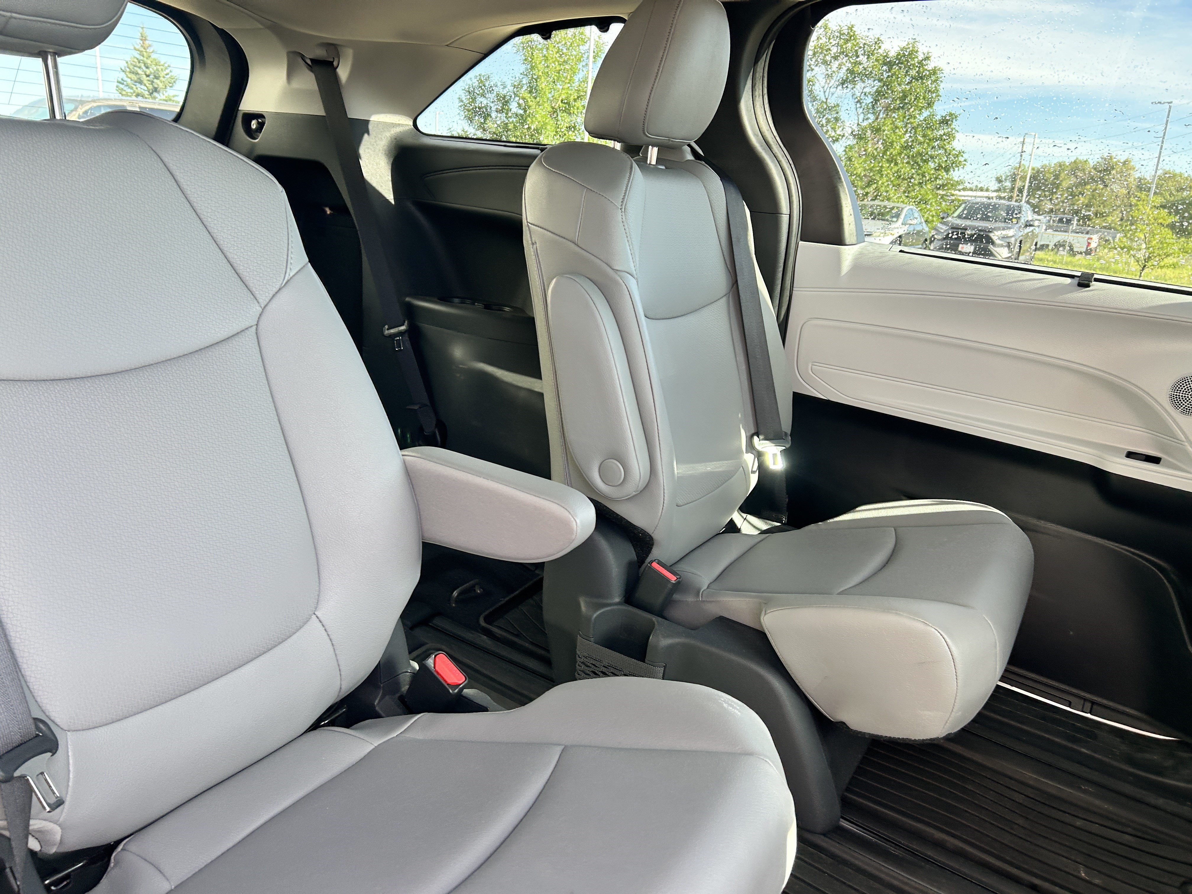 Used 2026 Toyota Sienna XLE AWD/4WD image 11