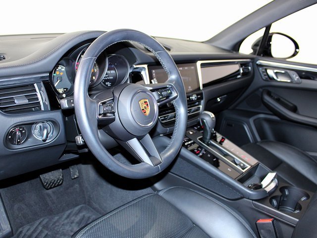 Certified 2023 Porsche Macan image 4