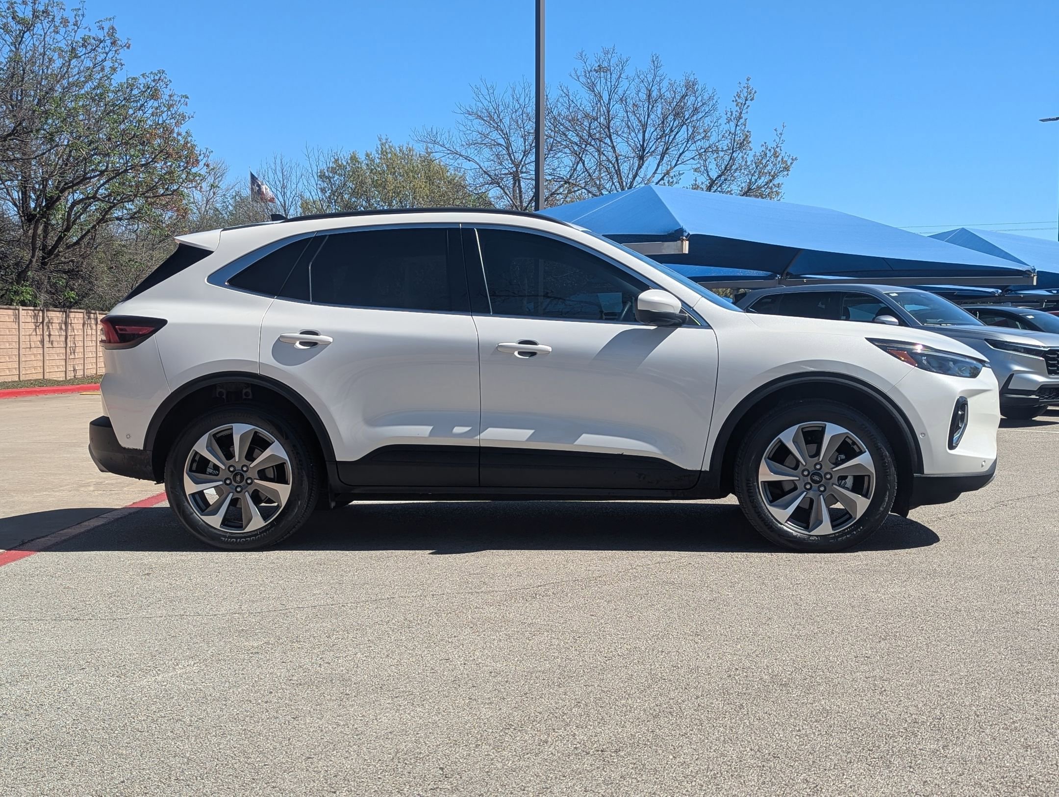 Used 2023 Ford Escape Platinum w/ Premium Technology Package image 2